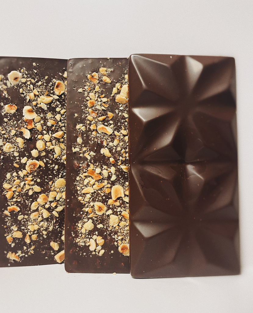 Plaque de chocolat noir - noisettes rôties & caramélisées