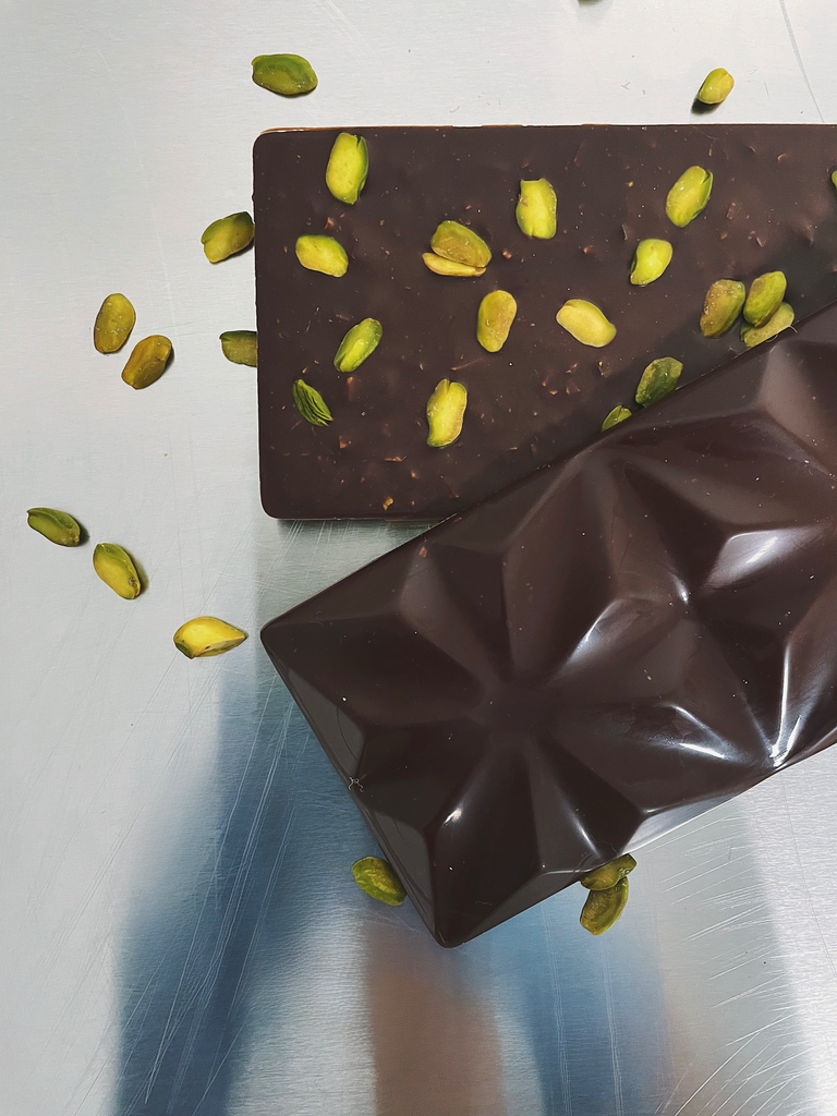 Plaque de chocolat noir 65% - pistaches rôties 