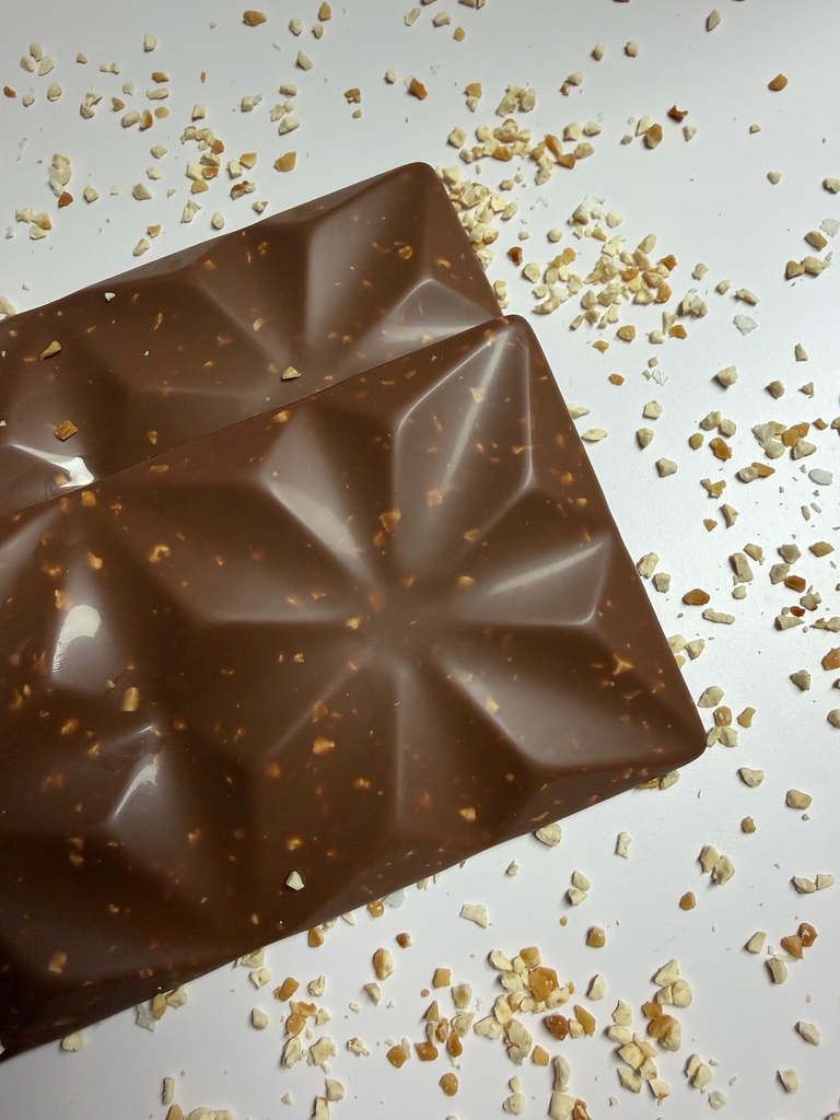Plaque de chocolat lait 38% - éclats de nougat de Montélimar