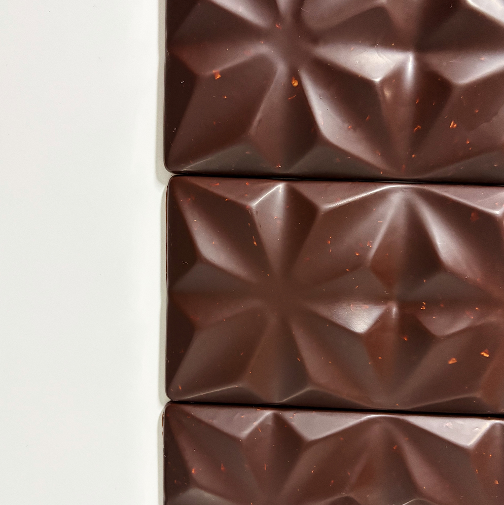 Plaque de chocolat noir 65% - éclats de nougat de Montélimar